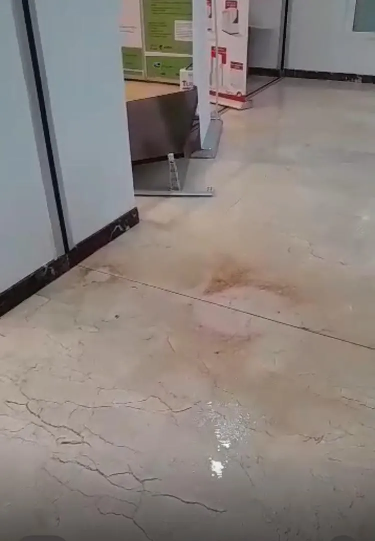 تسرب مياه الأمطار من سقف قاعة في قصر المؤتمرات الجديد (فيديو)